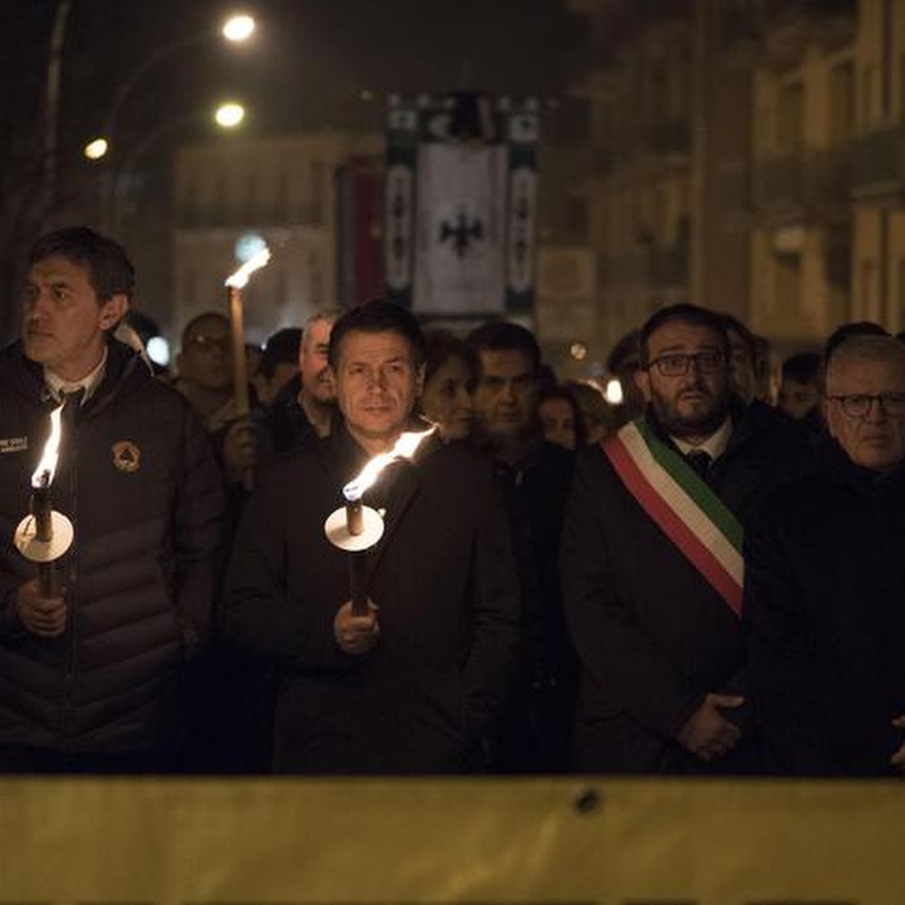 L'Aquila 10 anni dopo, fiaccolata col premier Conte