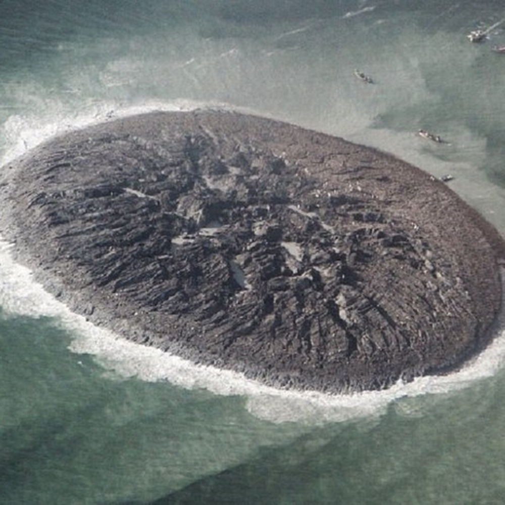 L'isola che non c'è fotografata dai satelliti