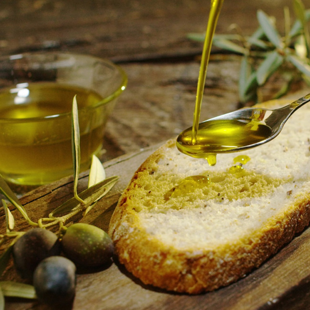 L'olio d'oliva è il re della tavola italiana, piace quello Dop