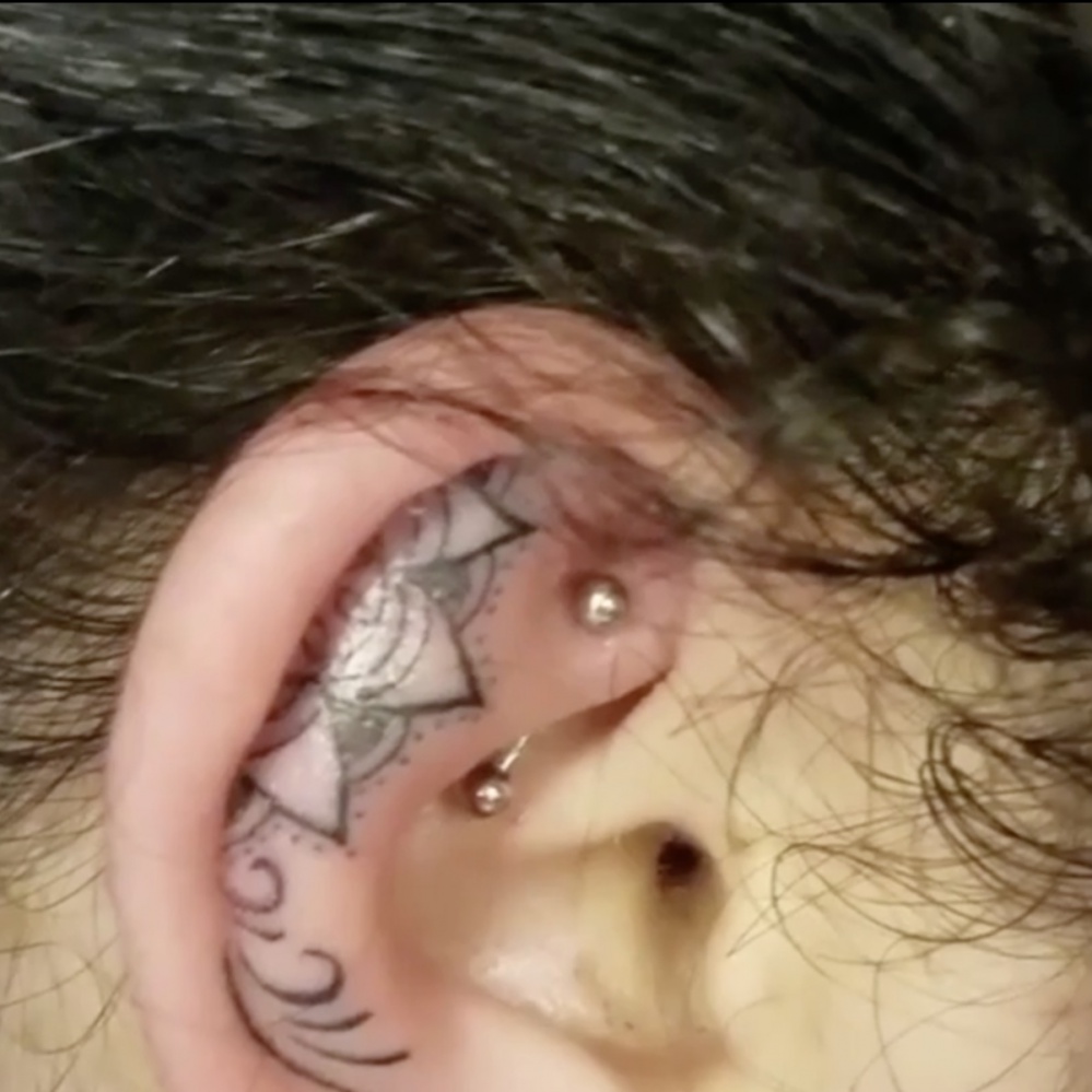 La nuova moda: tatuaggi sull’orecchio!