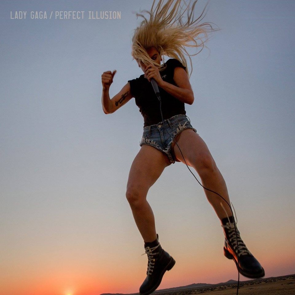 Lady Gaga cambia volto: punk e rock con "Perfect Illusion"  