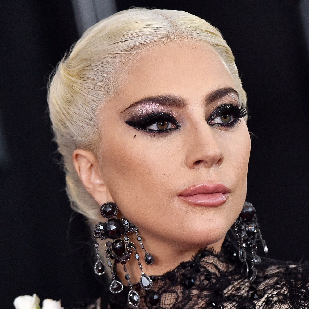 Lady Gaga lancia una linea di cosmetici e apre una boutique