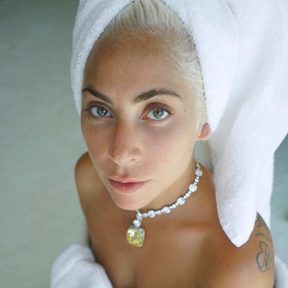 Lady Gaga risponde alle voci sulla sua presunta gravidanza