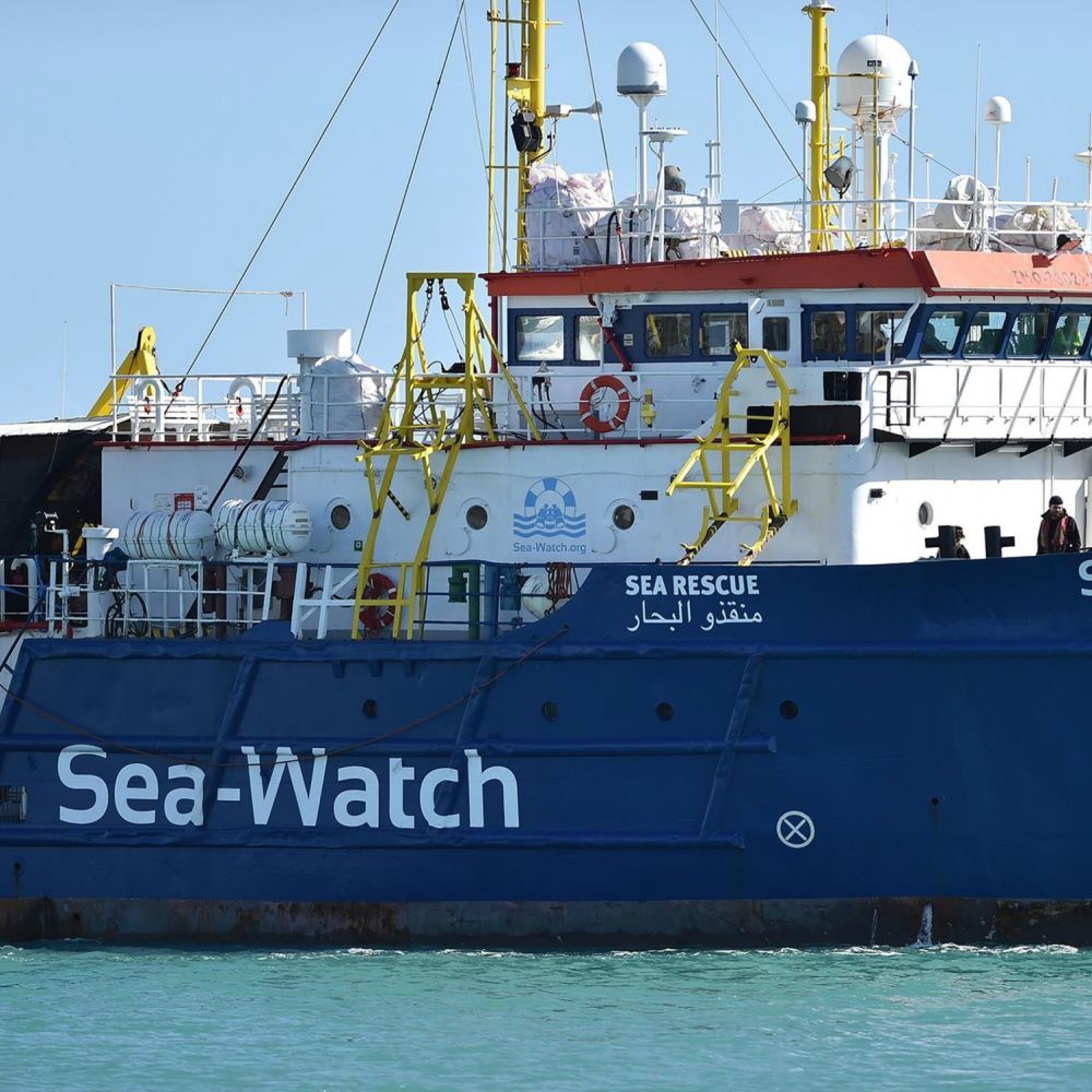 Lampedusa, la nave Sea Watch attracca nel porto