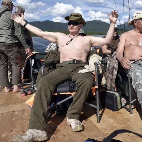 Le foto di Putin in vacanza: il Web si scatena