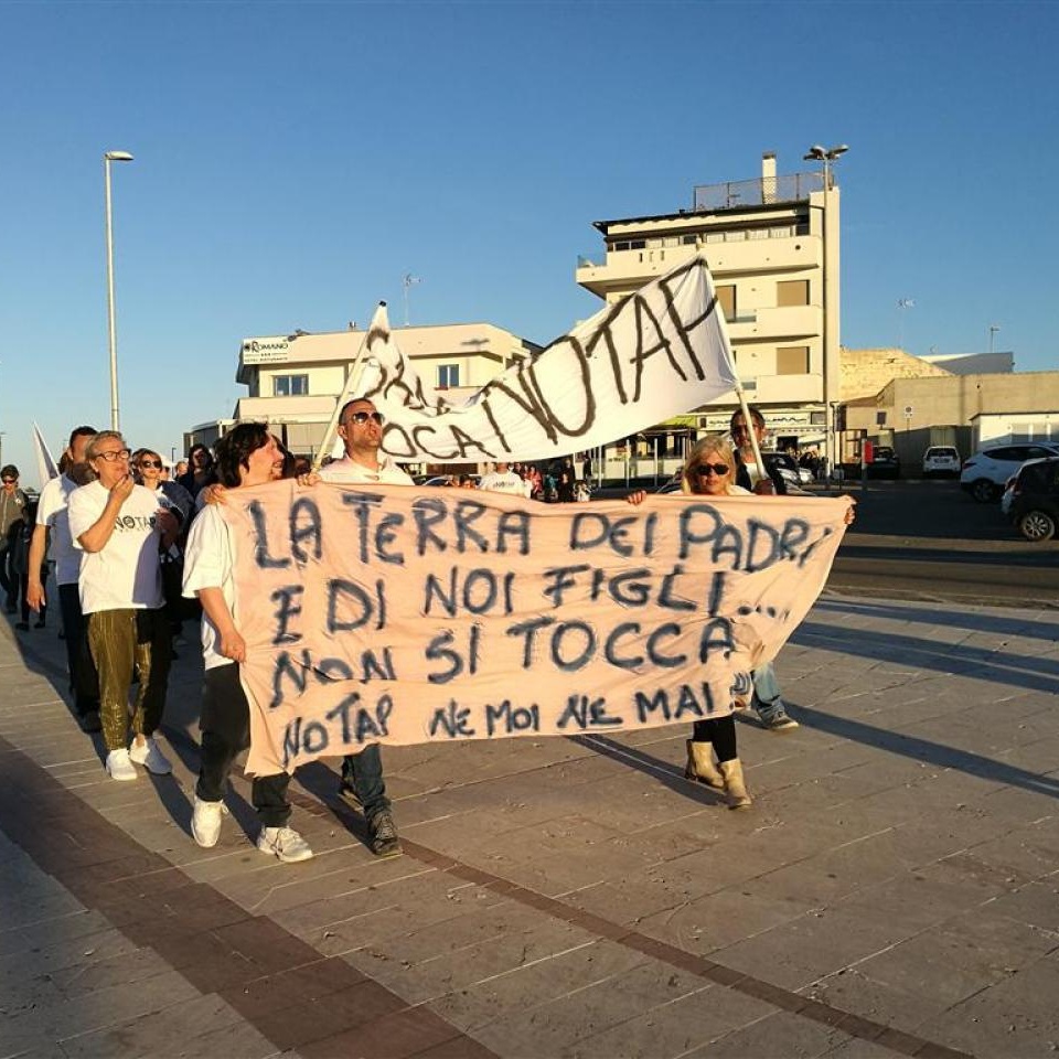 Lecce, manifestazione no Tap contro il M5S, bruciate foto politici