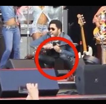Lenny Kravitz, incidente hot sul palco e rimane… nudo!