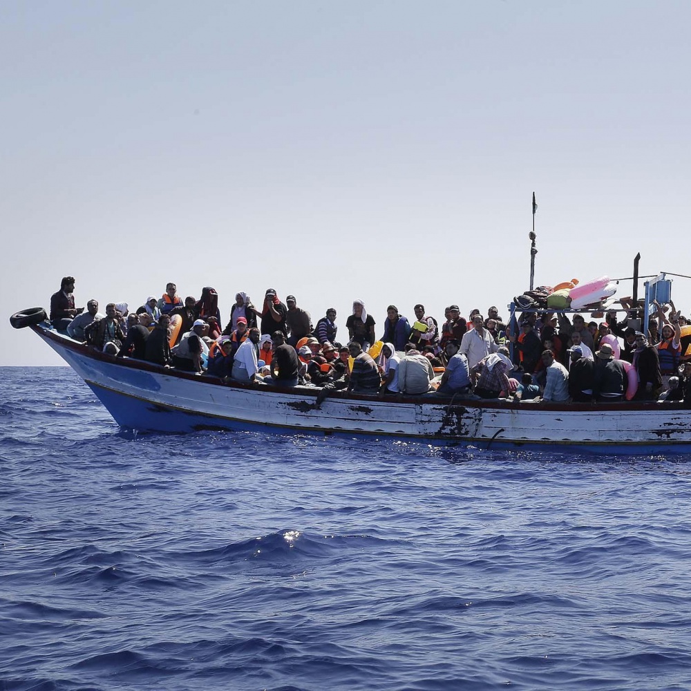 Libia, salvati i migranti in avaria su un barcone