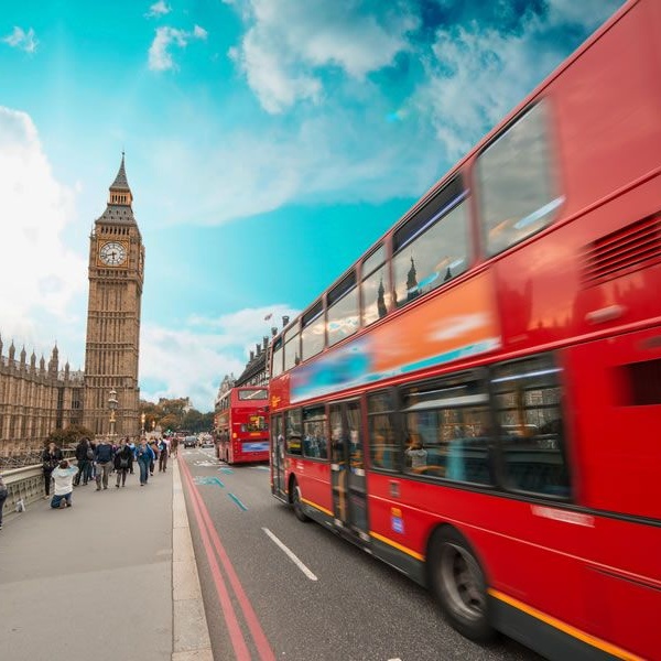 Londra, addetto alle pulizie trova 300mila sterline su un autobus