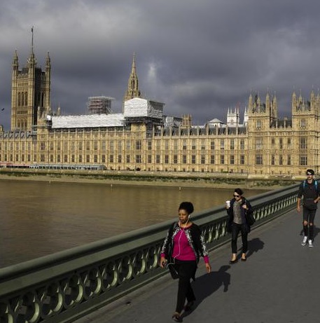 Londra, evacuato Westminster per allarme incendio 