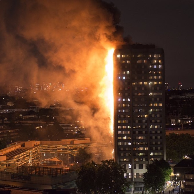 Londra, Grenfell Tower in fiamme