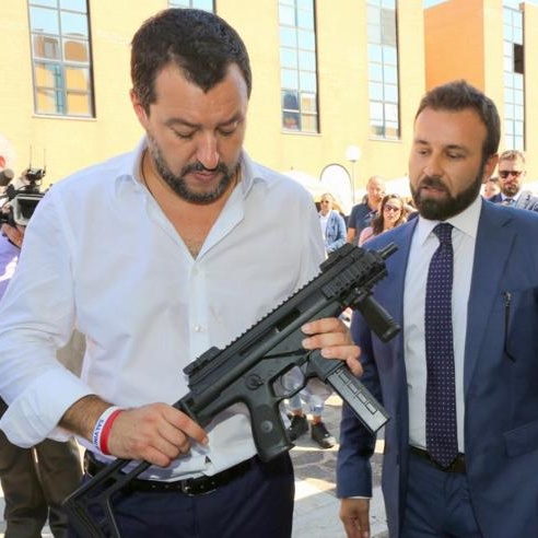 Luca Morisi pubblica una foto di Salvini con un mitra, è polemica
