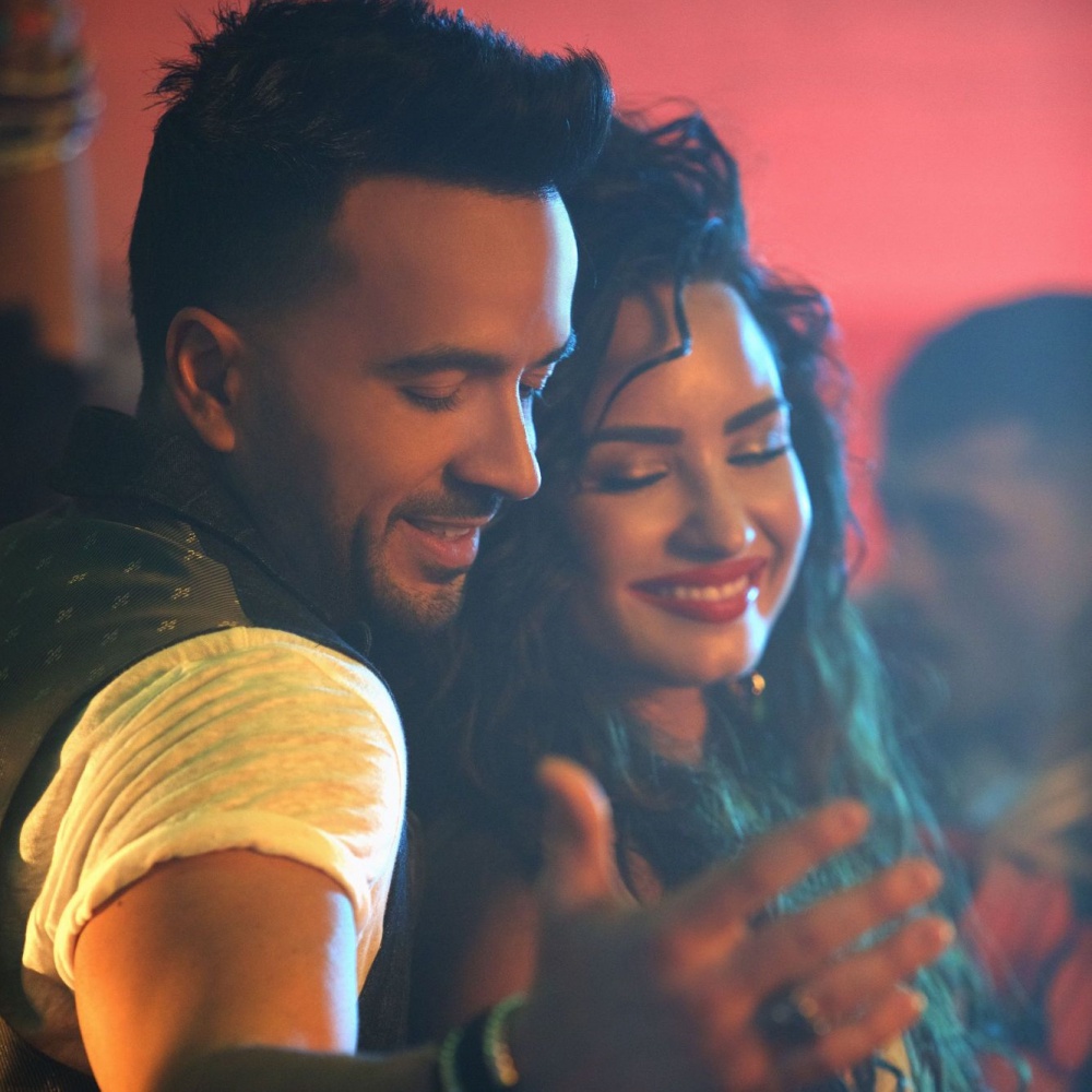 Luis Fonsi e Demi Lovato esplosivi con "Échame La Culpa"