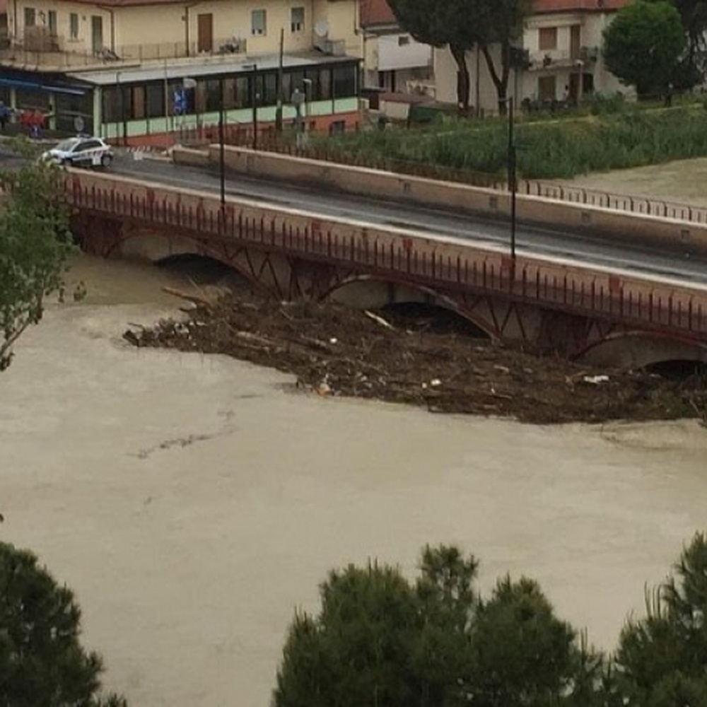 Maltempo, fiume lambisce binari, sospesa Bologna-Rimini