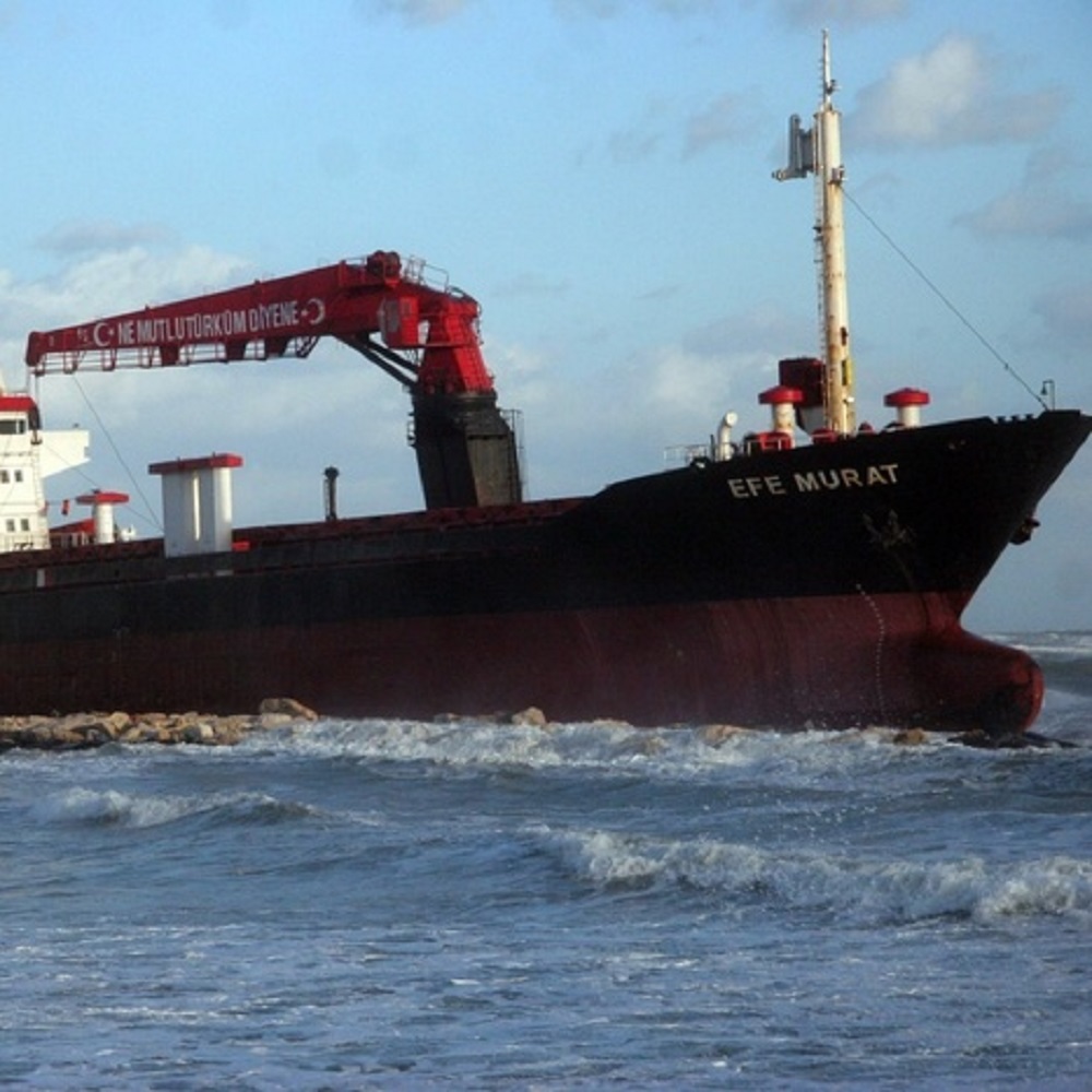 Maltempo, nave turca arenata su litorale Bari