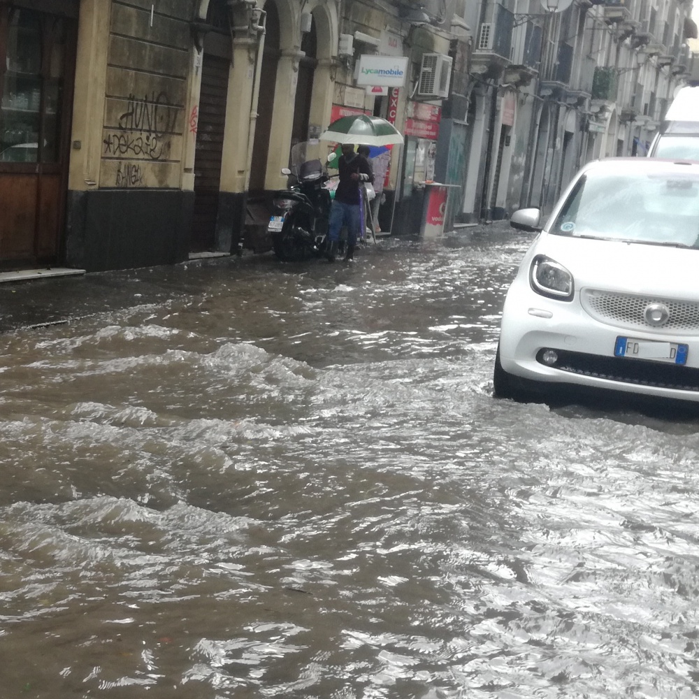 Maltempo, nubifragio in Sicilia, strade chiuse e gente sui tetti