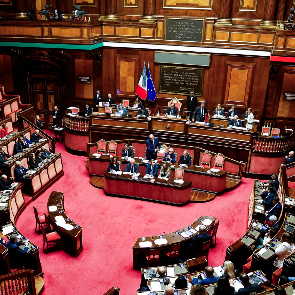 Manovra economica: al Senato il governo la riscrive, ma le opposizioni insorgono: “Ci serve più tempo”