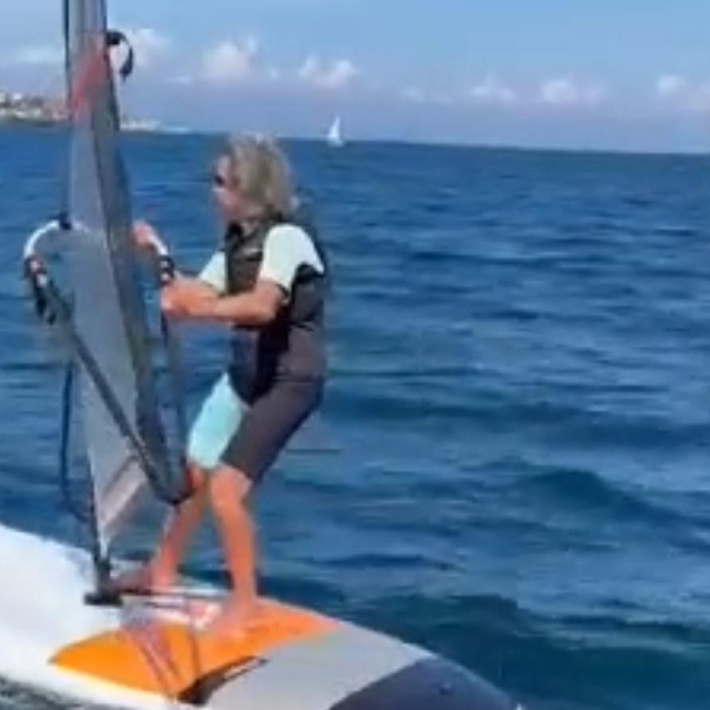 Mariuccia Rivano va in windsurf all'età di 97 anni: ecco la sua incredibile storia