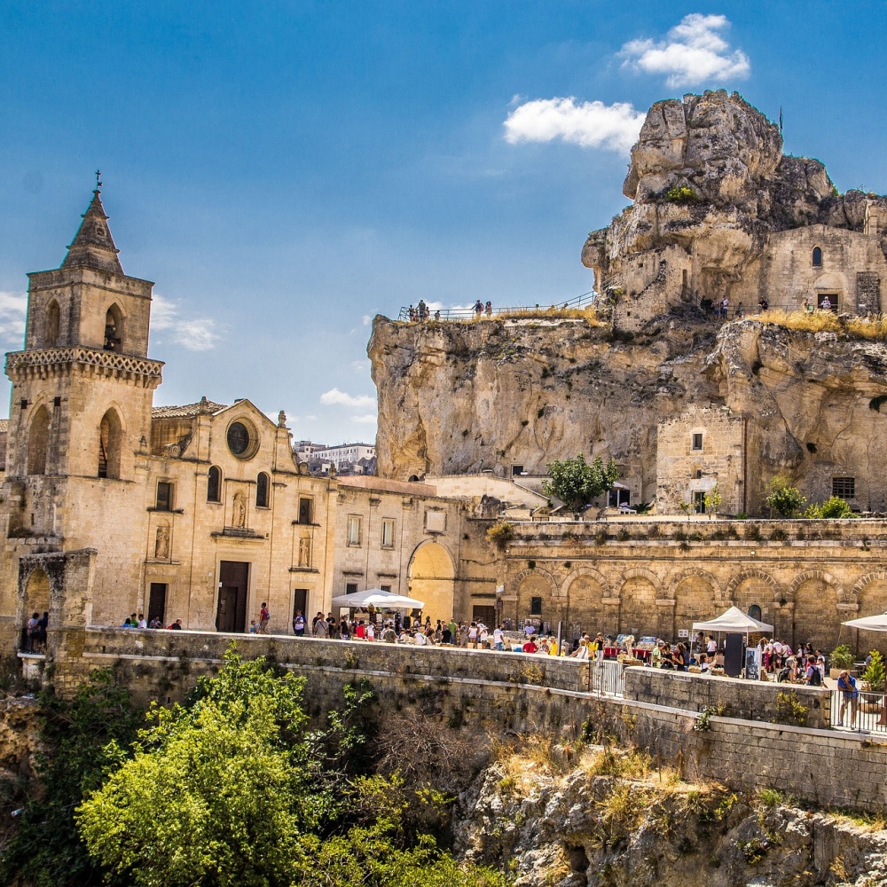 Matera, è vietato lanciare coriandoli agli sposi, deturpano