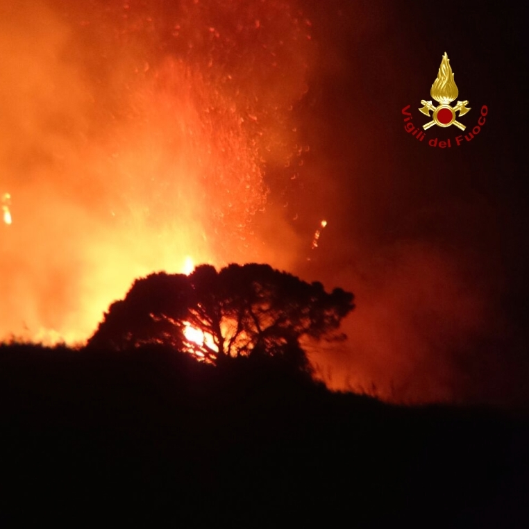 Messina avvolta dal fuoco, incendi sulla collina