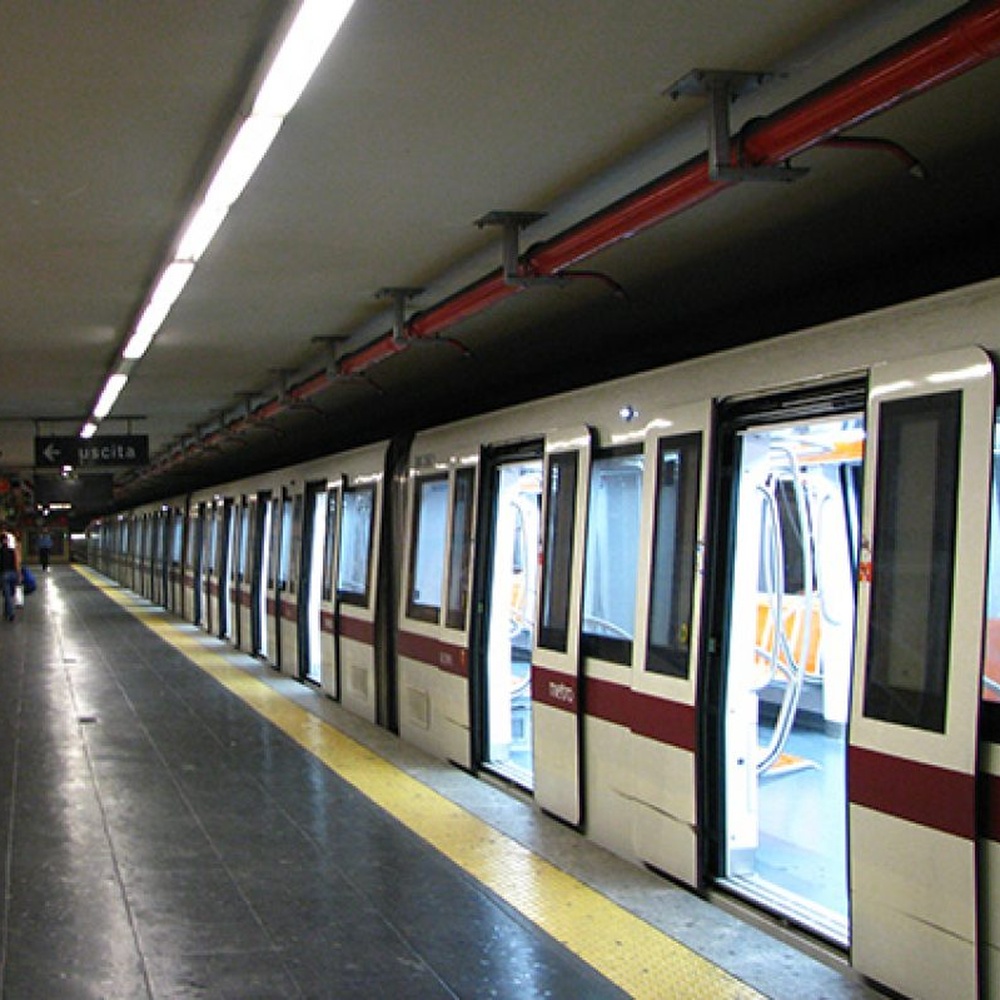Metro Roma, passeggeri a piedi in galleria per guasto