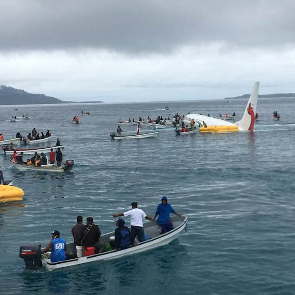 Micronesia, aereo cade in acqua, tutti salvi i passeggeri