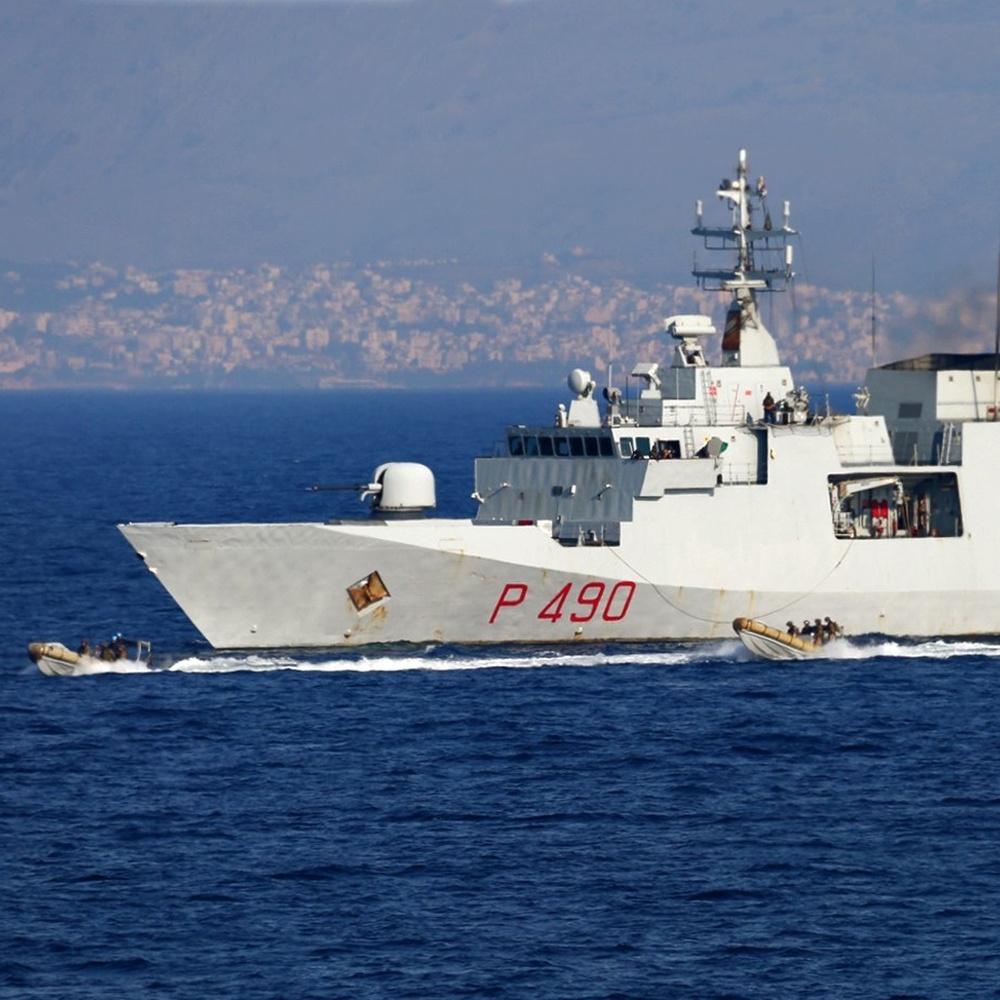 Migranti, nave Marina verso porto Genova, imbarca medici