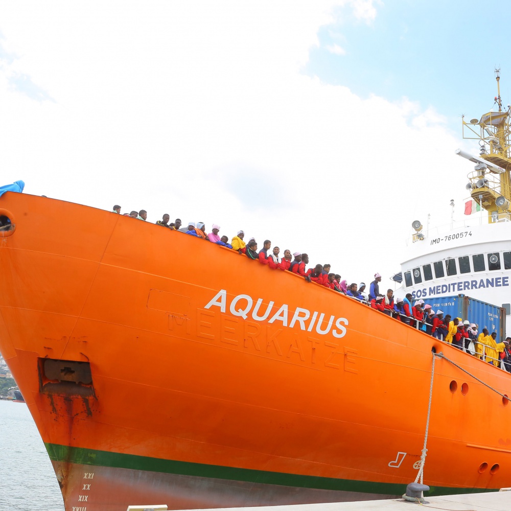 Migranti, prosegue lo scontro Roma-Parigi, l'Aquarius va a Malta