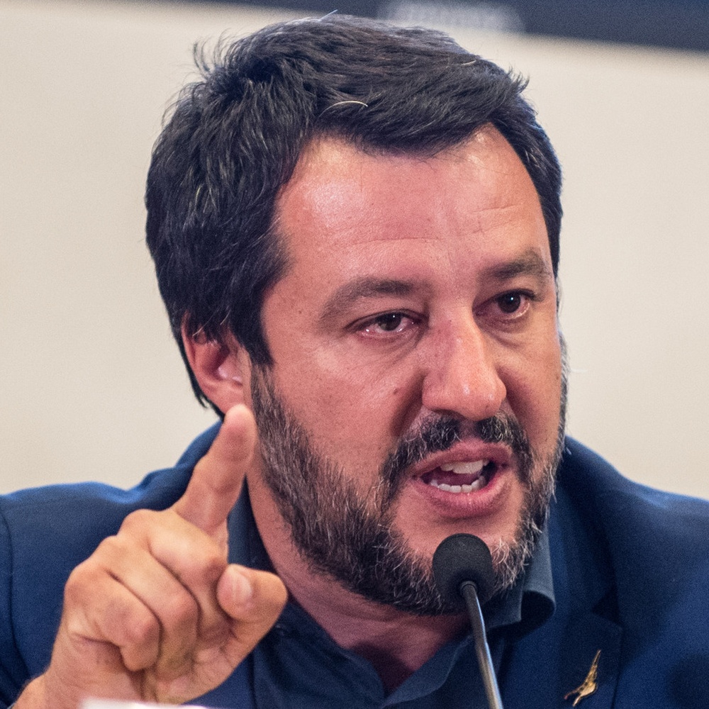 Migranti, Salvini firma divieto ingresso Sea Watch 3