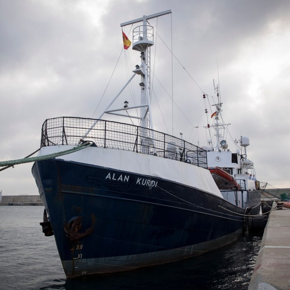 Migranti, Sea Eye, mamme e bambini non scendono dalla nave