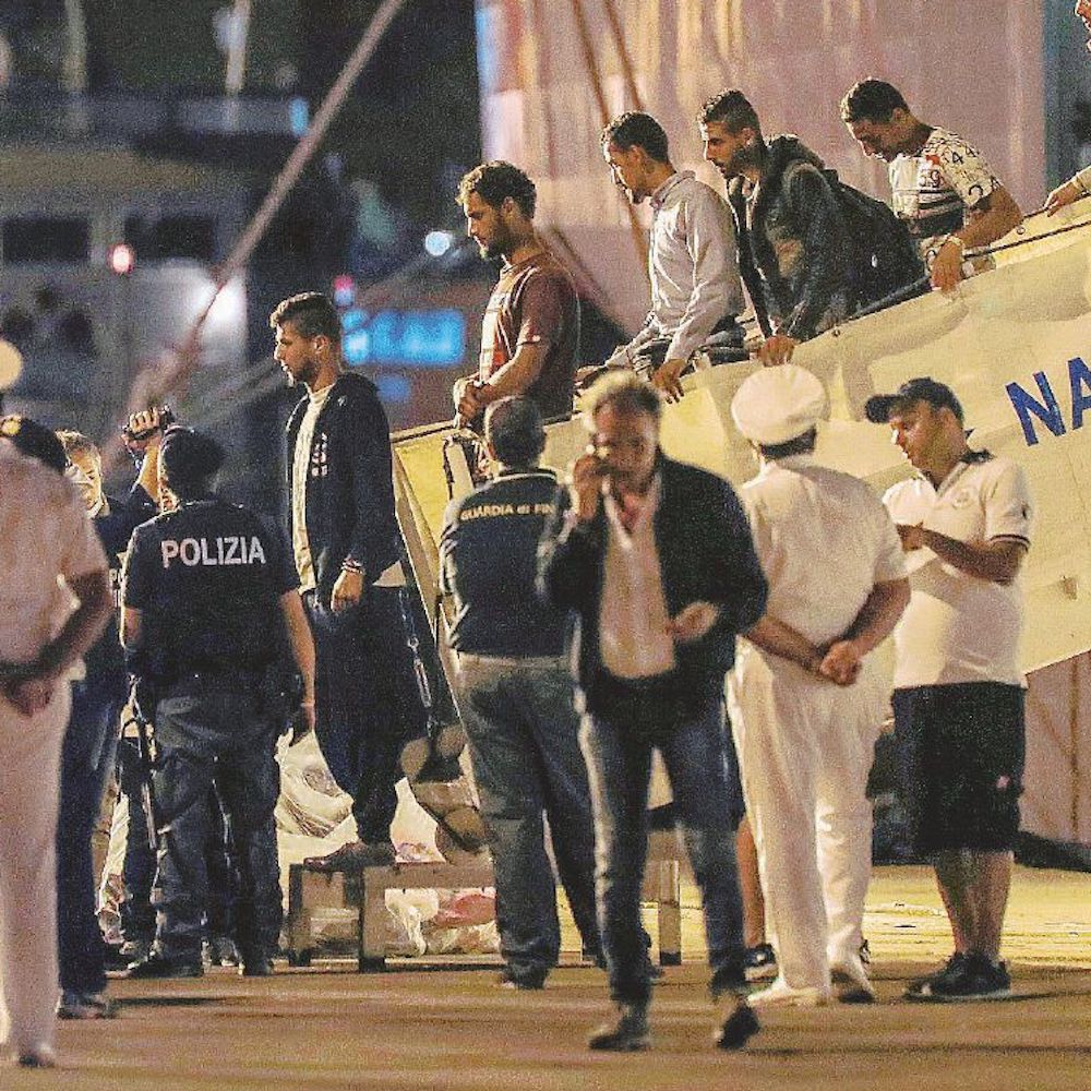 Migranti, soccorso il barcone diretto in Sicilia con 450 a bordo