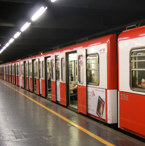 Milano, brusca frenata in metro, feriti anche bambini
