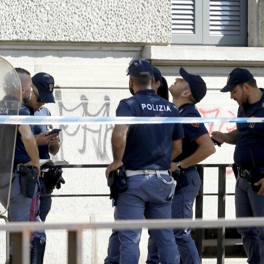 Milano, donna cade dal quarto piano mentre pulisce i vetri