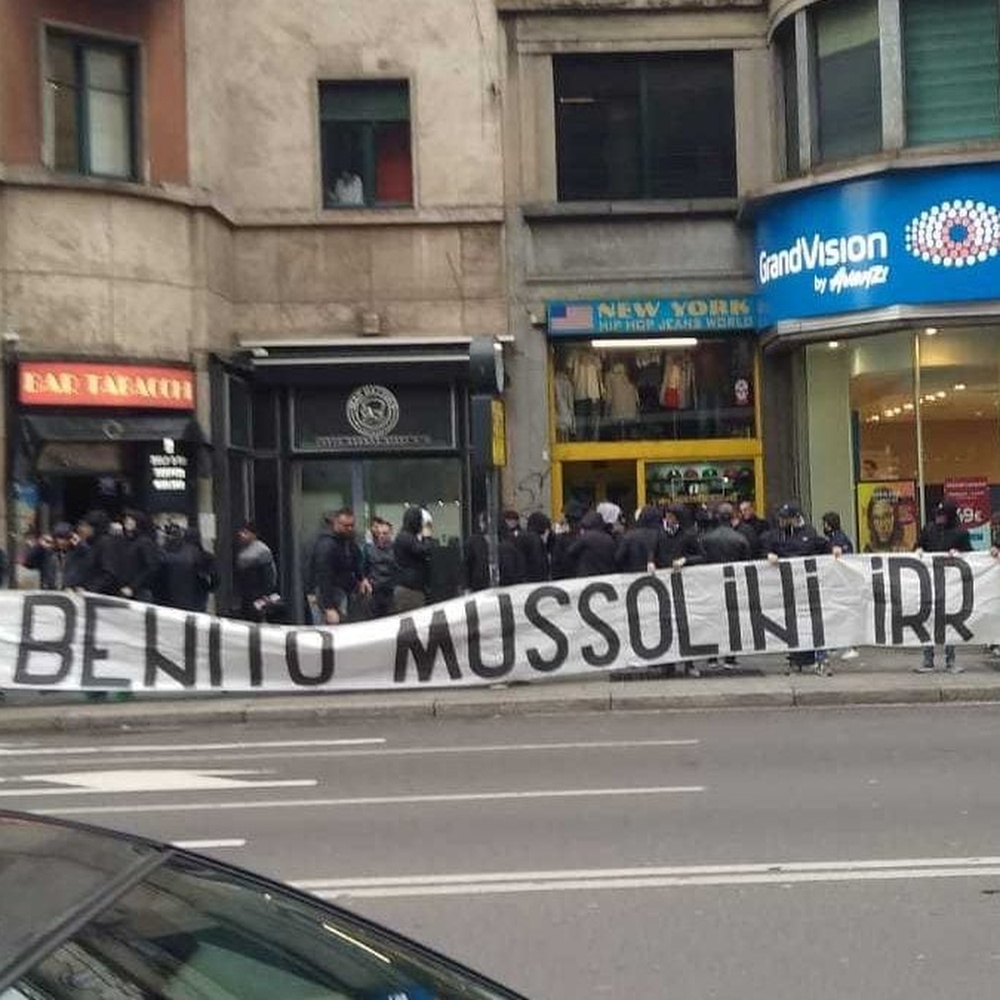 Milano, striscione fascista esposto da ultrà laziali