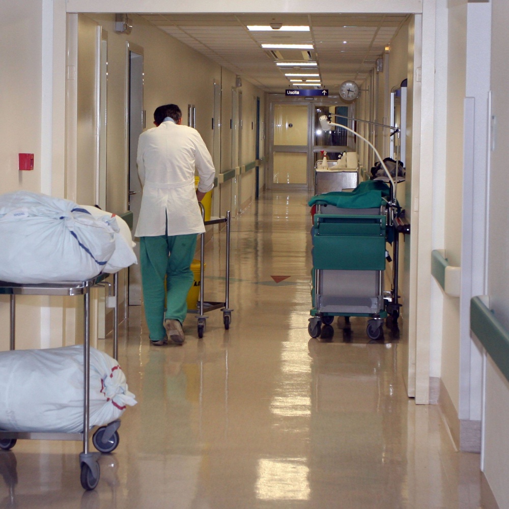 Morti sospette in corsia, arrestati medico e infermiera a Saronno
