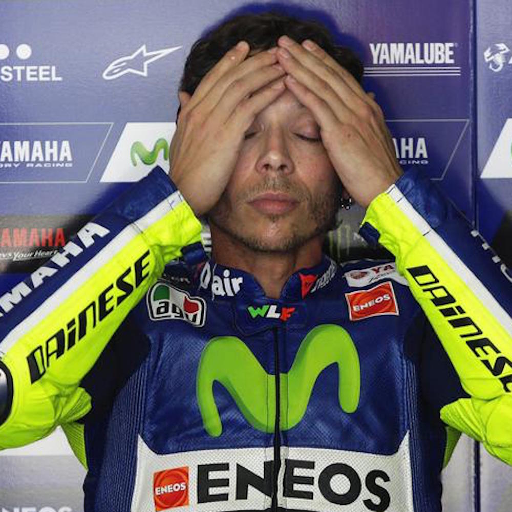 MotoGP, Valentino Rossi si frattura tibia e perone