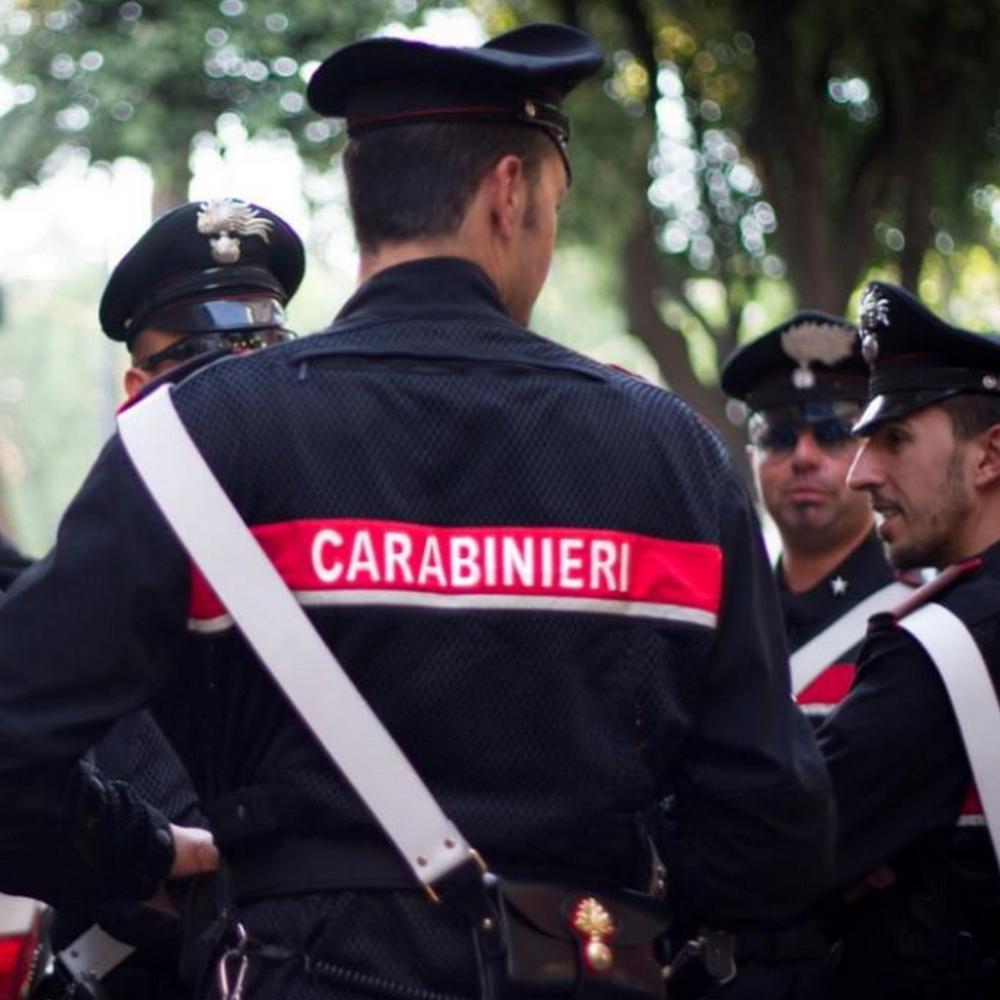 Napoli, estorce soldi a padre per comprare droga, arrestato