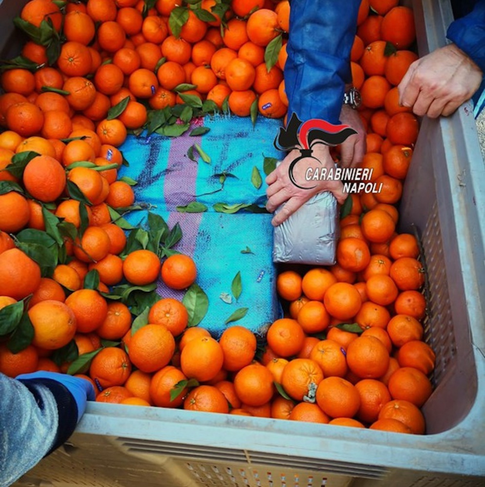 Napoli, hashish nascosto sotto cipolle e arance
