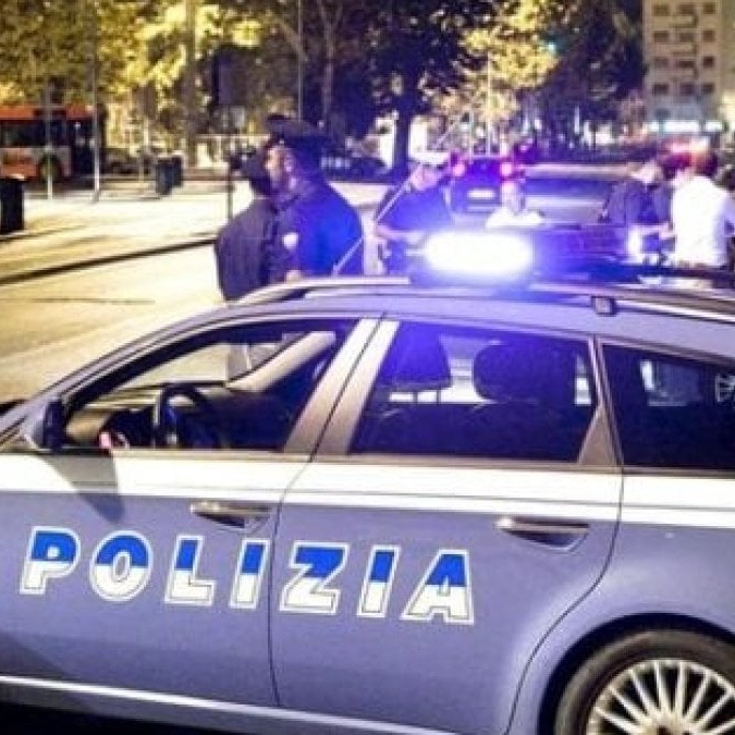 Napoli, trovato cadavere nel bagagliaio di un'auto