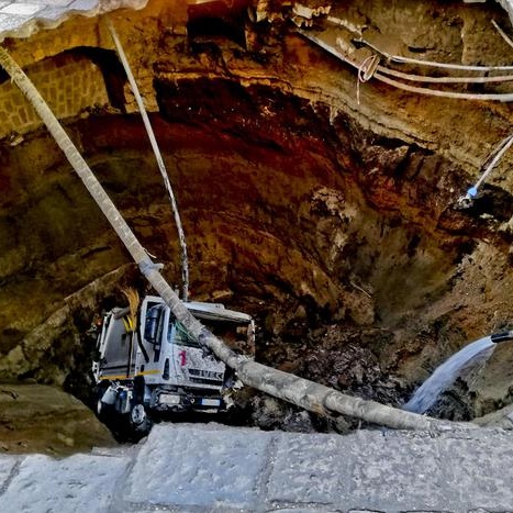 Napoli, voragine nella strada, dentro cade camion rifiuti