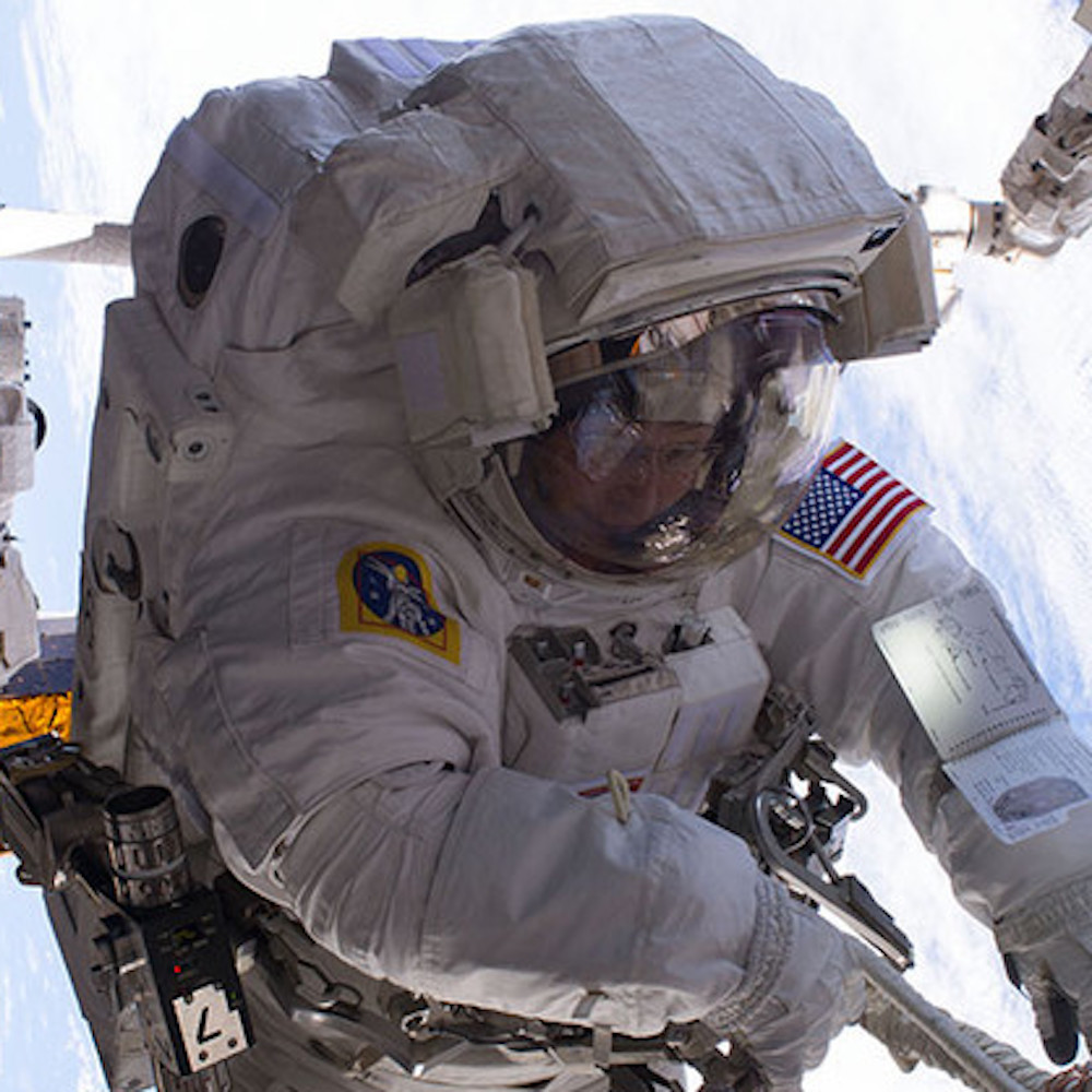 NASA: passeggiata spaziale da record