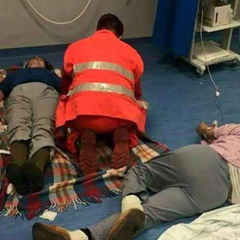 Nola, pazienti assistiti per terra in ospedale