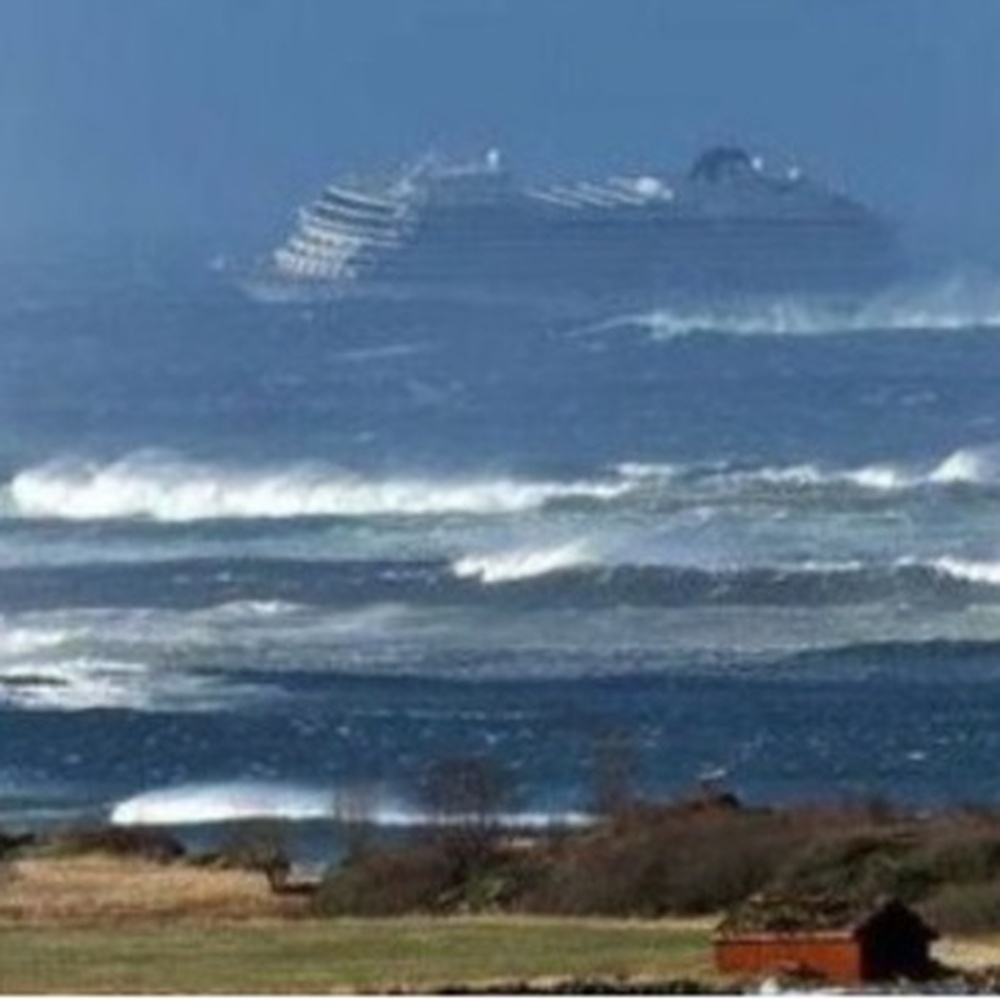 Norvegia, nave in avaria, 1300 persone da evacuare