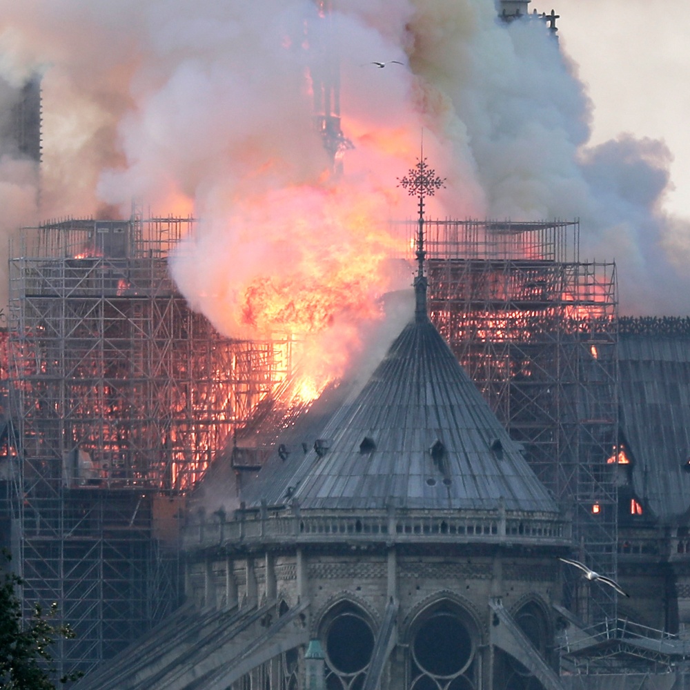 Notre-Dame, Papa Francesco prega per la Francia