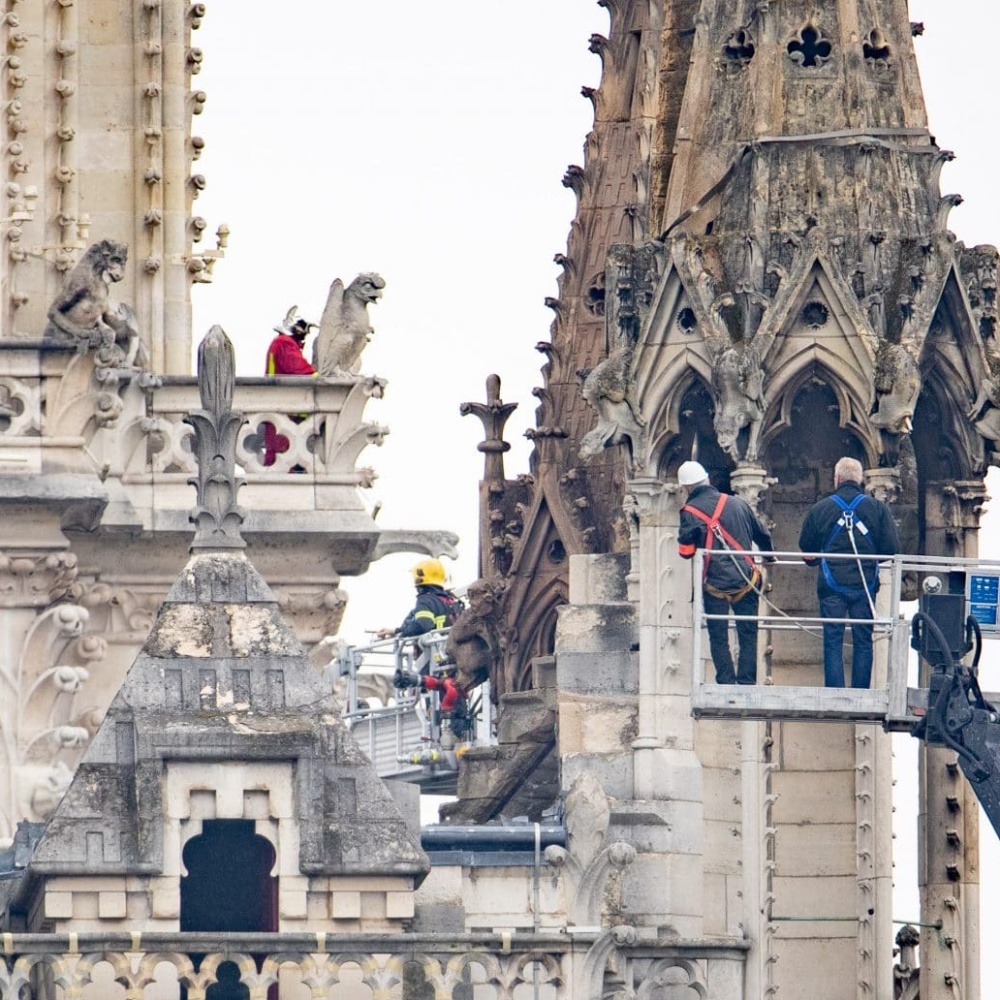 Notre Dame, prima messa dopo l'incendio, casco obbligatorio