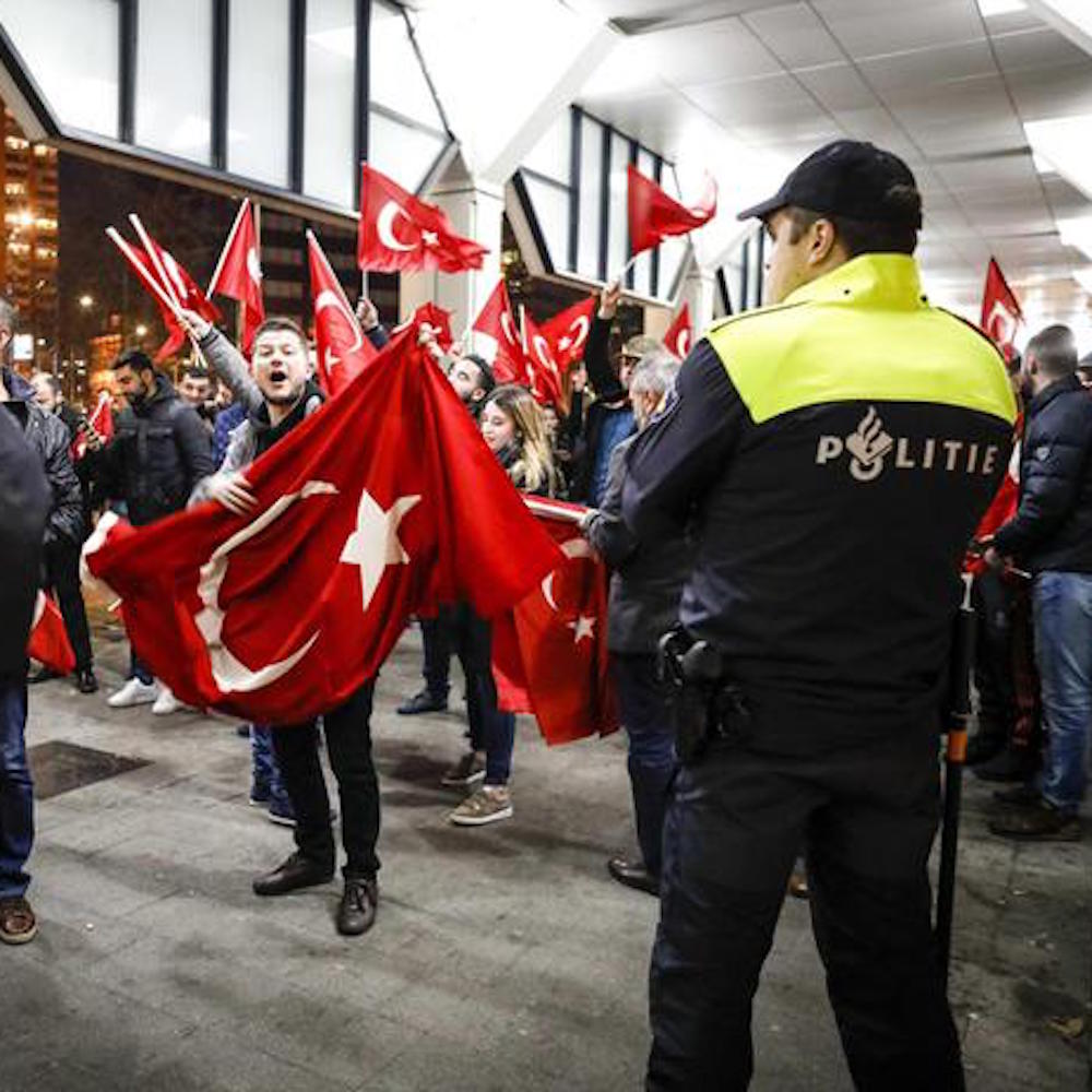 Olanda espelle due ministri turchi, Erdogan "Nazisti, la pagherete"