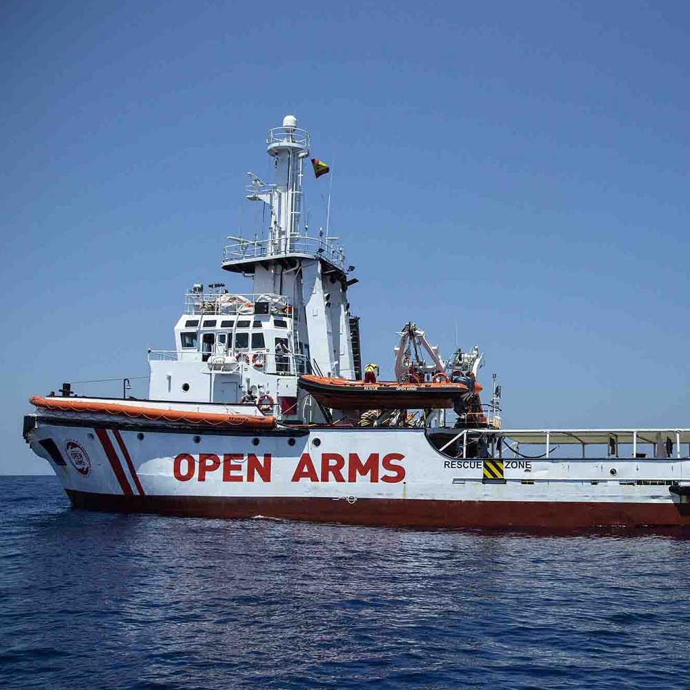 Open Arms, la nave con oltre 300 migranti andrà in Spagna