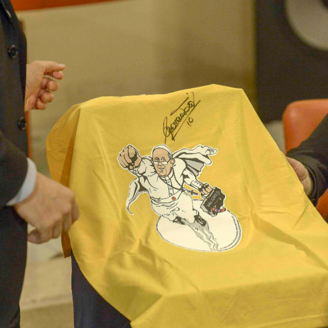 OrdinaryHeroes: Totti autografa la t-shirt a Maradona per beneficenza