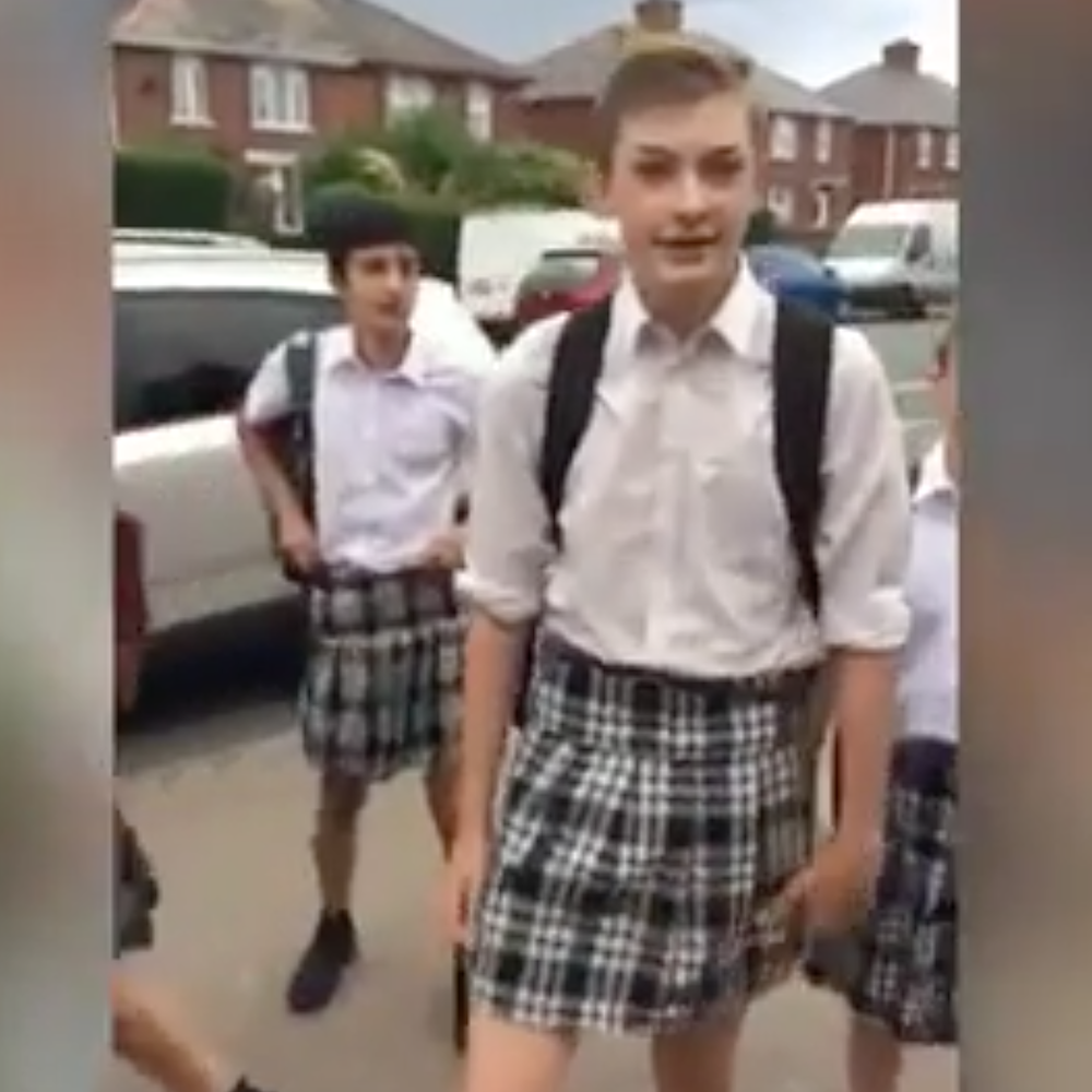 Pantaloncini vietati a scuola, gli studenti protestano indossando un gonnellino