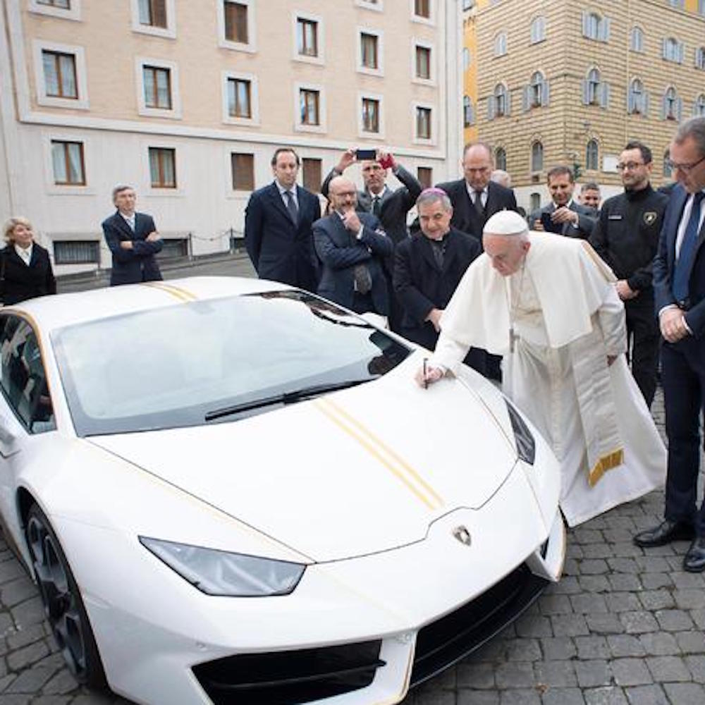 Papa Francesco, Lamborghini regala un'auto: all'asta per beneficenza
